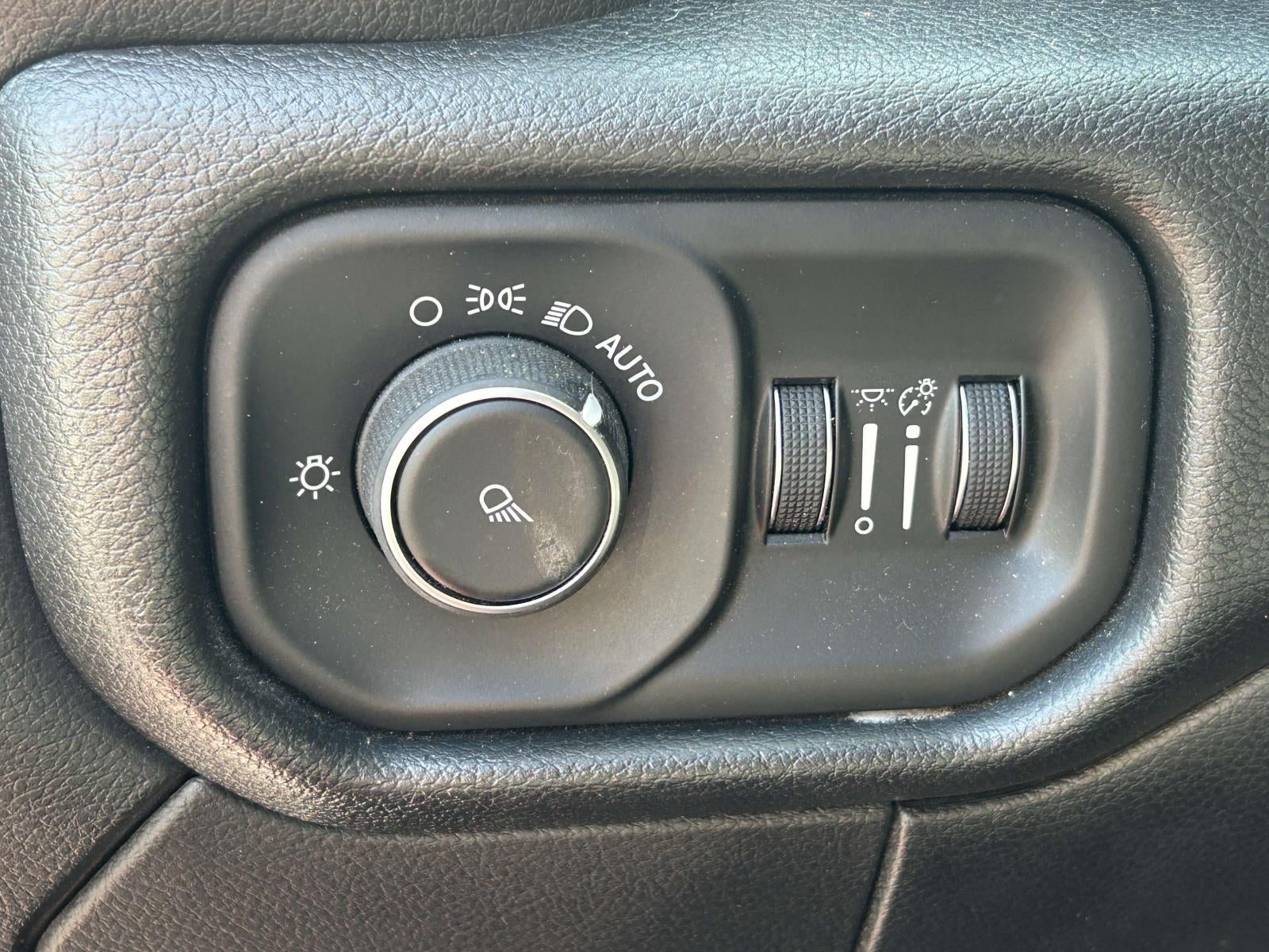 2019 RAM 2500 Big Horn 4x4 Crew Cab 6'4 Box