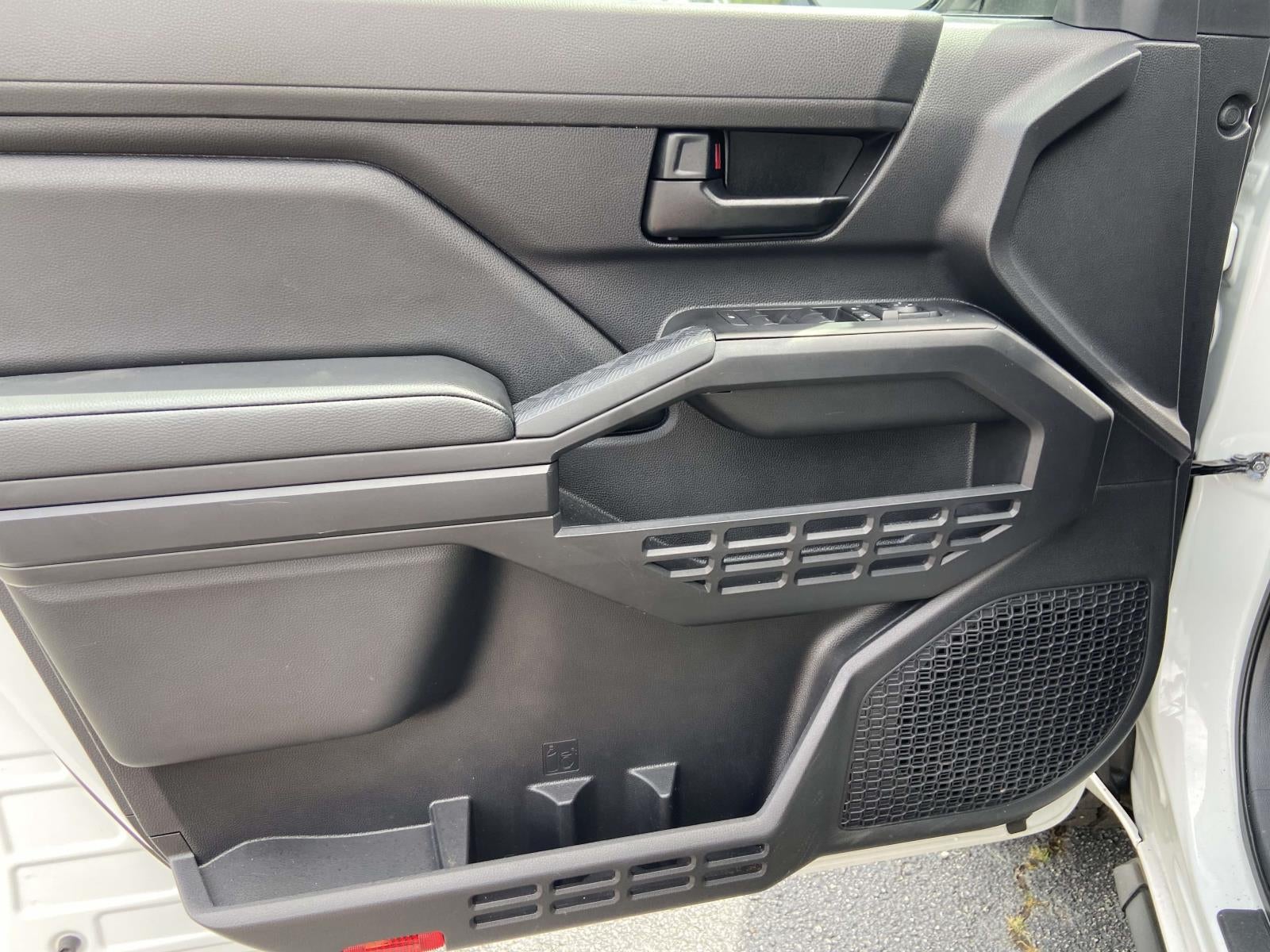 2024 Toyota Tacoma 4WD SR Double Cab 5' Bed AT (Natl)